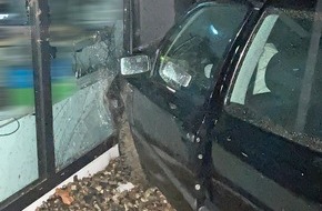 Polizeipräsidium Nordhessen - Kassel: POL-KS: Autofahrer fährt an Einmündung geradeaus und kracht gegen Bürogebäude
