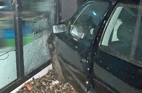 Polizeipr&auml;sidium Nordhessen: POL-KS: Autofahrer f&auml;hrt an Einm&uuml;ndung geradeaus und kracht gegen B&uuml;rogeb&auml;ude