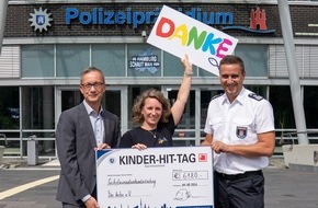 Feuerwehr Hamburg: FW-HH: Nach dem Kinder-HIT-Tag - Polizei und Feuerwehr &uuml;berreichen Spendenscheck