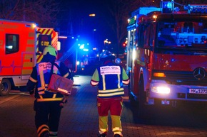 FW Menden: Gaststätte in Vollbrand - Feuerwehr rettet sechs Bewohner