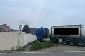 Polizeidirektion Neustadt/Weinstraße: POL-PDNW: LKW rollt in eine Gartenmauer