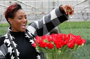 Blumenbüro: Tulpe "Edsilia" benannt nach Edsilia Rombley / Moderatorin des Eurovision Song Contests 2021 mit eigener Tulpe geehrt