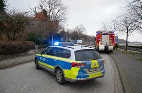 Kreisfeuerwehrverband Rendsburg-Eckernförde: FW-RD: Sturmtief "Nadia" zerstört historisches Haus in Eckernförde In der Straße Vogelsang in Eckernförde, wurde am Sonntag (30.01.2022) ein historisches Haus durch einen umgeknickten Baum zerstört.