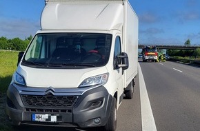 Polizeiinspektion Stade: POL-STD: Unbekannte dringen in Wischhafener Wohnhaus ein und richten hohen Schaden an, Toyota Corolla und Toyota SUV in Buxtehude entwendet, Unfall auf der Autobahn 26 - ein Autofahrer leicht verletzt
