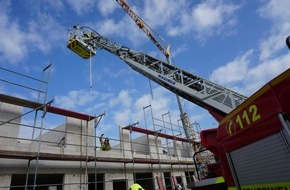 Feuerwehr Ratingen: FW Ratingen: Schwerer Arbeitsunfall auf Baustelle, aufwändige Patientenrettung mittels Drehleiter