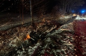 Freiwillige Feuerwehr Aurich: FW-AUR: Auto bei Unfall in Straßengraben gelandet