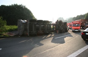 Feuerwehr Essen: FW-E: Verkehrsunfall II., umgestürzter LKW auf A42 in der Autobahnanschlussstelle Bottrop-Süd (Foto verfügbar)
