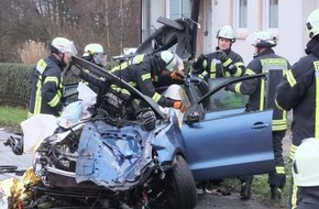 Feuerwehr Gevelsberg: FW-EN: Feuerwehr Gevelsberg rettet Fahrer nach einem Verkehrsunfall