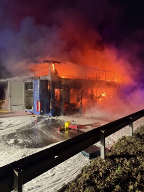 FW Ratingen: Feuerwehr auf der BAB 52 gefordert