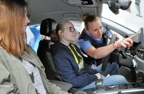 Polizeidirektion Kaiserslautern: POL-PDKL: Mädchen schnuppern Polizeiarbeit - Selbst Hand anlegen am Girls'Day