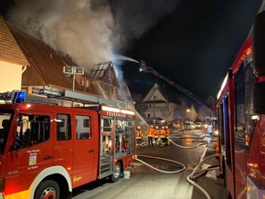 KFV-CW: 600.000 Euro Schaden bei Dachstuhlbrand in Altensteig - Feuerwehr rettet Frau aus Nachbargebäude