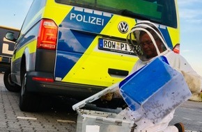 Polizeiinspektion Rotenburg: POL-ROW: ++ Ungewöhnlicher Einsatz für die weißen Mäuse - Bienenschwarm auf dem Parkplatz ++ Familie auf dem Fahrrad bei Unfall verletzt ++ Außenspiegel abgefahren - Polizei sucht Zeugen ++