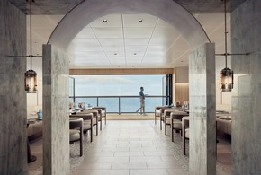 Die neue Superyacht „Luminara“ der The Ritz-Carlton Yacht Collection ankert vor dem The Ritz-Carlton Maldives, Fari Islands