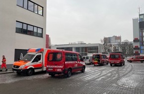 Feuerwehr Frankfurt am Main: FW-F: Eisglätte, Verkehrschaos, Unfälle: Rettungsdienst in Frankfurt im Ausnahmezustand