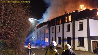 FW-PL: Folgemeldung Fw.Plettenberg. Großbrand in Plettenberg. Sämtliche Löschzüge der Feuerwehr Plettenberg im Einsatz. Weitere Drehleiter aus Lüdenscheid angefordert. Zwei Leichtverletzte Feuerwehrkräfte.