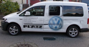 Polizei Essen: POL-E: Mülheim a.d. Ruhr: LKW beschädigt beim Rangieren geparktes Auto - hoher Sachschaden - Zeugen gesucht