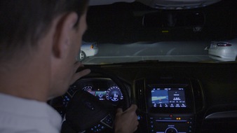 Ford testet zukunftsweisende Scheinwerfer-Projektionen, um die Augen der Autofahrenden auf der Straße zu halten