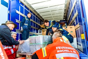 THW Bayern: Zivil- und Katastrophenschutz in Bayern: Leistungsfähigkeit unter Beweis gestellt. Gesamtbayerischer Konvoi bestehend aus Feuerwehr, THW und BRK übergibt Hilfsgüter für die Ukraine.