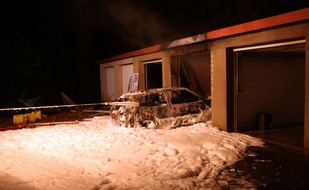 Polizei Minden-Lübbecke: POL-MI: Flammen vernichten Auto bei Garagenbrand