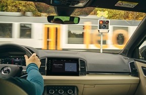 Skoda Auto Deutschland GmbH: Mehr Sicherheit im Straßenverkehr: ŠKODA testet Zugwarnungen für Traffication-Infotainment-App