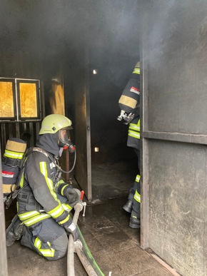 FW-EN: 40 Einsatzkräfte gehen ins Feuer - Realbrandausbildung der Feuerwehr Hattingen