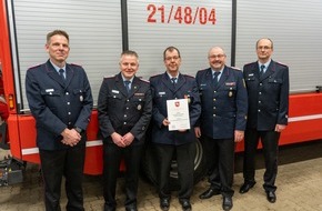Feuerwehr Flotwedel: FW Flotwedel: Thomas Cammann mit silbernem Feuerwehr-Ehrenzeichen am Band des Landes Niedersachsen ausgezeichnet