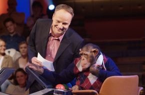 ProSieben: Affenstarkes Duo: Oliver Welke und Schimpanse Czimp testen Spaß-IQ von Prominenten