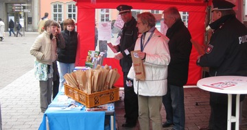 Polizeiinspektion Hameln-Pyrmont/Holzminden: POL-HM: "Gewalt kommt nicht in die Tüte" / Weißer Ring, Polizei und Kriminalpräventionsrat verteilen Brötchen und Informationen zum Thema Zivilcourage / Aktion im Rahmen des landesweiten Aktionstages