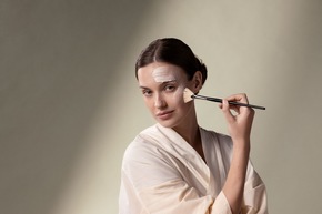 A gift from nature: Mit der Limited Edition Festive Season 2026 von Dr. Hauschka achtsame Pflegemomente f&uuml;r mehr Selbstf&uuml;rsorge schenken.