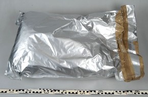 Polizei Düsseldorf: POL-D: Stadtmitte - Gurtmuffel hatten drei Kilo Marihuana an Bord Fotos als Datei beigefügt