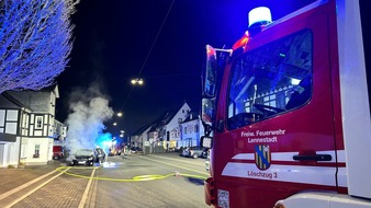 Feuerwehr Lennestadt: FW-OE: PKW-Brand innerhalb Ortschaft - Feuerwehr löscht PKW