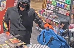 Polizeiinspektion Stade: POL-STD: Wer kennt den unbekannten Tankstellenräuber aus Buxtehude - Öffentlichkeitsfahndung der Polizei