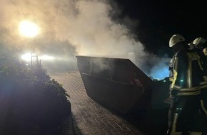Feuerwehr Hattingen: FW-EN: Wohnungsbrand mit Menschenrettung und brennender Container am Wohnhaus.