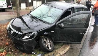 Polizei Braunschweig: POL-BS: Unfall beim Abbiegen - Zwei Pkws erheblich beschädigt