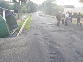 POL-DN: Motorradfahrer im Rapssamen verunglückt