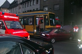 Feuerwehr Essen: FW-E: Verkehrsunfall, PKW mit Strassenbahn