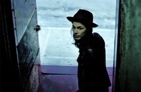 Universal International Division: UK-Shootingstar James Bay erobert mit "Chaos And The Calm" Platz 3 der deutschen Albumcharts