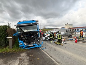 KFV Bodenseekreis: B33: Kollision von Kleinbus mit LKW