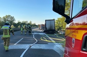 Brand- und Katastrophenschutz der Stadt Speyer: FW Speyer: LKW-Vollbrand auf der A61 - Fahrer unverletzt, B&ouml;schung und Waldfl&auml;che in Brand