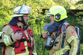 FW-KLE: "Grenzenloses Wasser" - Deutsch-niederl&auml;ndische Feuerwehr&uuml;bung im Tiergarten Kleve st&auml;rkt Zusammenarbeit &uuml;ber L&auml;ndergrenzen hinweg