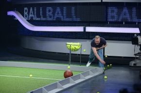 ProSieben: Ballern bis die Arme brennen: Stefan Raab präsentiert "TV total BallBall Spezial" auf ProSieben (BILD)