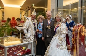 Sparkasse KölnBonn: "Frauen im Bonner Karneval 1824 – 2023" – Prinzenpaar besuchte Karnevalsausstellung am Friedensplatz
