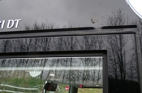 Kreispolizeibehörde Olpe: POL-OE: Wurf mit Leitpfosten - Bus leicht beschädigt