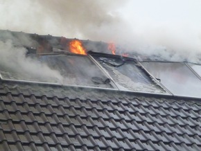 FW Lage: Dachstuhlbrand in einem Einfamilienhaus