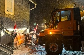 Landespolizeiinspektion Saalfeld: LPI-SLF: R&auml;umfahrzeug kommt ins Schleudert und kollidiert mit Wohnhaus: Hoher Sachschaden