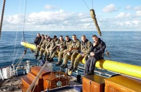 Presse- und Informationszentrum Marine: Deutsche Marine - Bilder der Woche - Brotzeit auf dem Besanmast der "Gorch Fock"