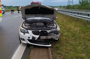 Polizeiinspektion Stade: POL-STD: Autofahrer fährt auf A 26 bei starkem Regen in die Leitplanken