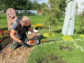 Der Sommer zieht ein: Friedhofsgärtner pflanzen Sommerblumen auf der Landesgartenschau Neuss