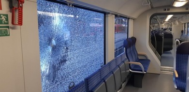 Bundespolizeidirektion Sankt Augustin: BPOL NRW: Bahn mit Steinen beworfen - Bundespolizei ermittelt