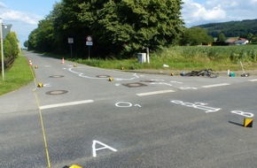 Polizei Minden-Lübbecke: POL-MI: Auto erfasst Rennradfahrer: Pkw-Fahrer lässt schwerverletzten Mann zurück